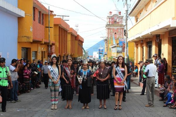Distintas reinas de belleza, entre ellas la Rabín Ajaw, encabezan el   desfile inaugural de la feria de la ciudad de Sololá. (Foto Prensa   Libre: Édgar R. Sáenz)