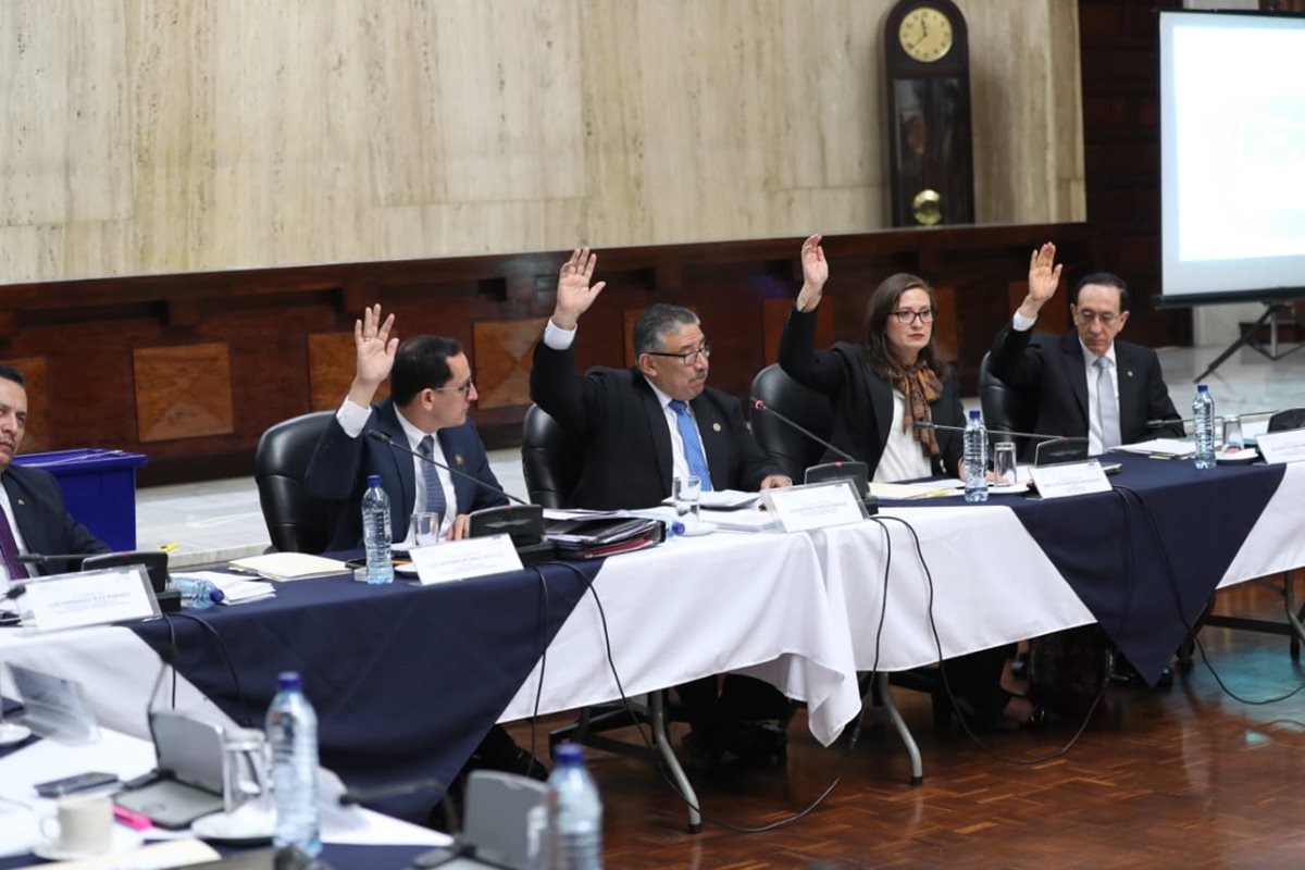 Miembros de la Comisión Postuladora en el momento que abren la fase de entrevistas a candidatos a fiscal general. (Foto Prensa Libre: Érick Ávila)