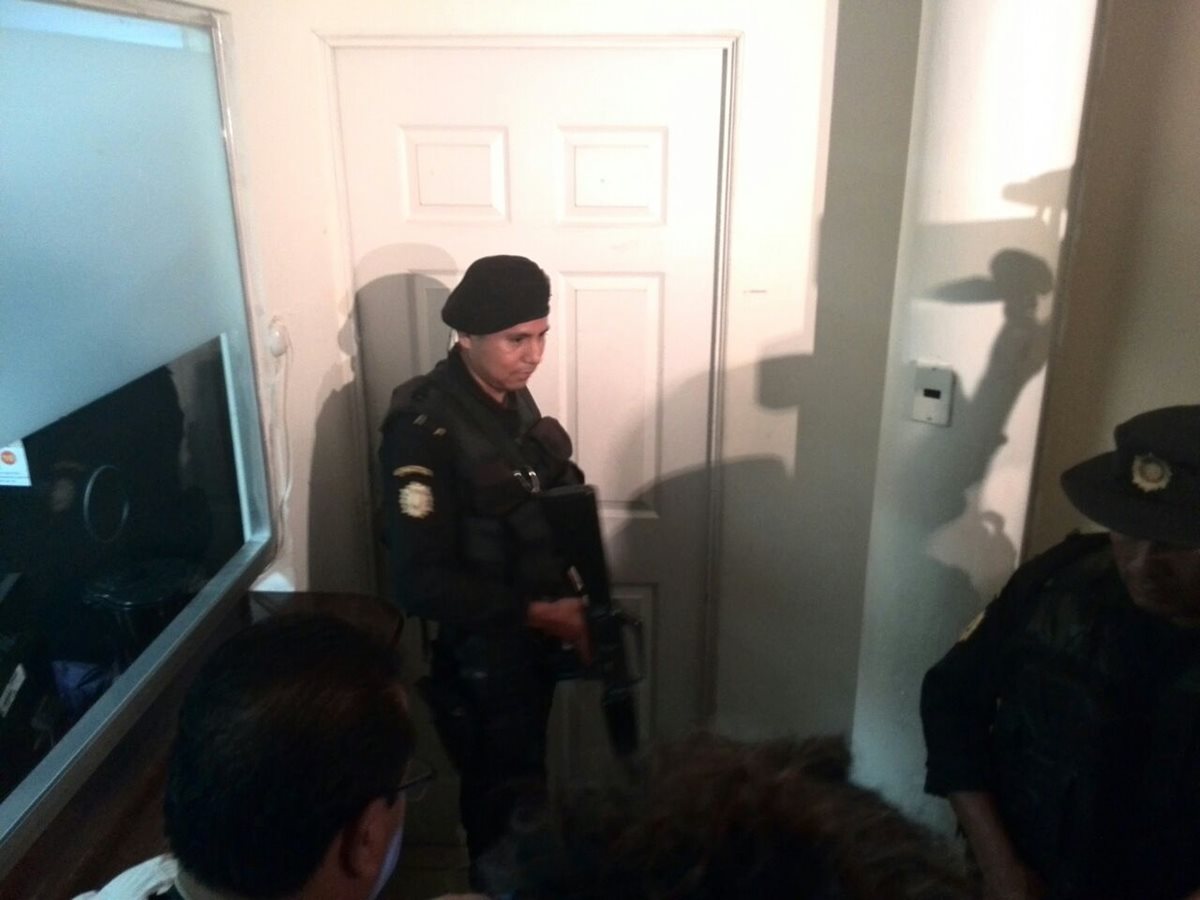 Agentes de la División de Análisis e Investigación Antinarcótica, apoyaron a fiscales del Ministerio Público para allanar las oficinas en el edificio 10-57, ubicado en la zona 1. Foto Prensa Libre: E. Paredes.