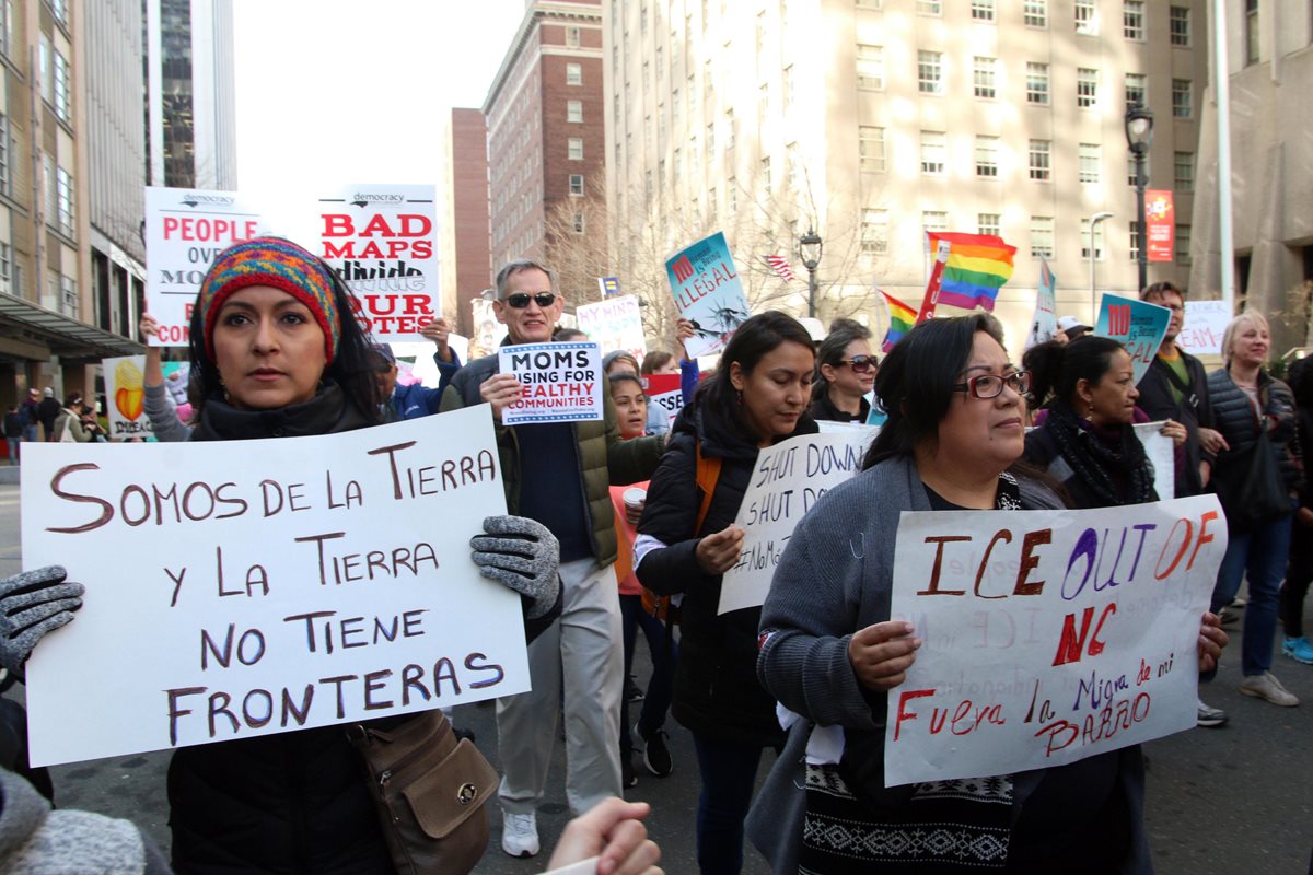 Latinos participan en una protesta en Charlotte, Carolina del Norte (EE. UU.), en contra de las medidas migratorias del Gobierno. (Foto Prensa Libre: EFE)