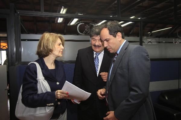 Marta Altolaguirre, presidenta del Cedecón, junto a Mario Fuentes  y Alejandro Balsells.
