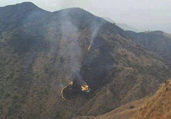 Vista de restos del avión de la compañía aérea Pakistan International Airlines tras estrellarse en Pakistán. (Foto Prensa Libre: EFE)