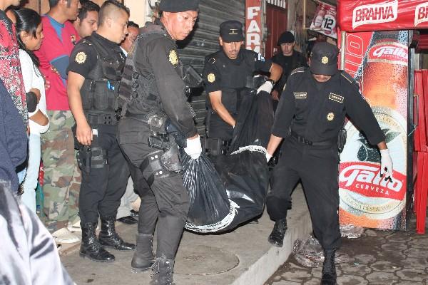 PNC  retira  cadáver  de Carlos Baíl,  en Colomba, Quetzaltenango.