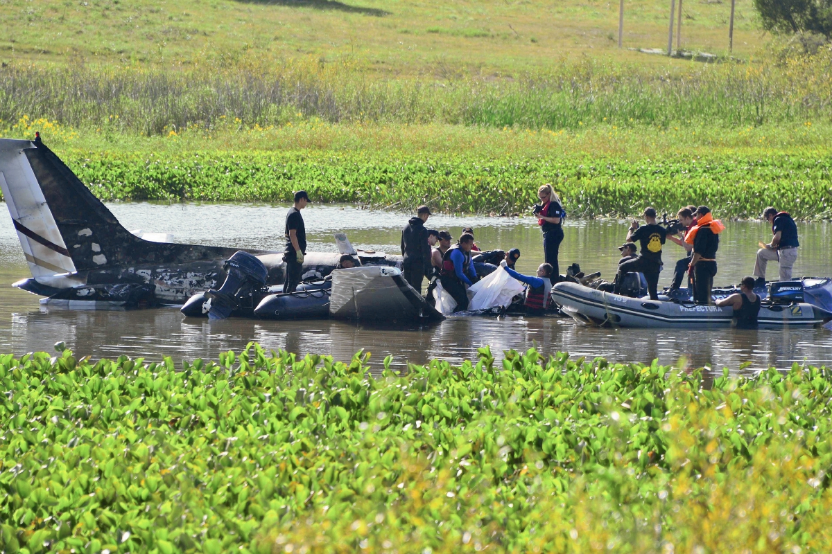 Rescatistas buscan a sobrevivientes de accidente de avión, (Foto Prensa Libre:AFP).