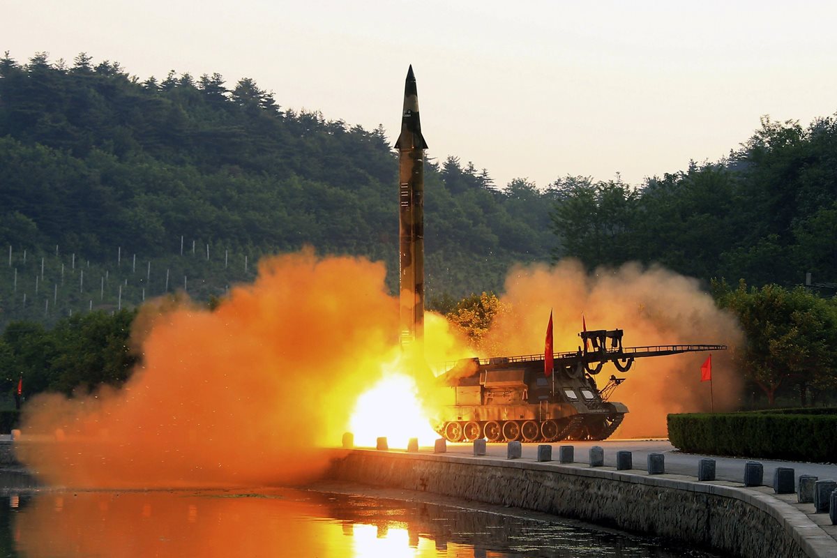 Prueba de EEUU se efectúa un día después de que Pionyang lanzó un misil (en la foto). (Foto Prensa Libre: EFE)