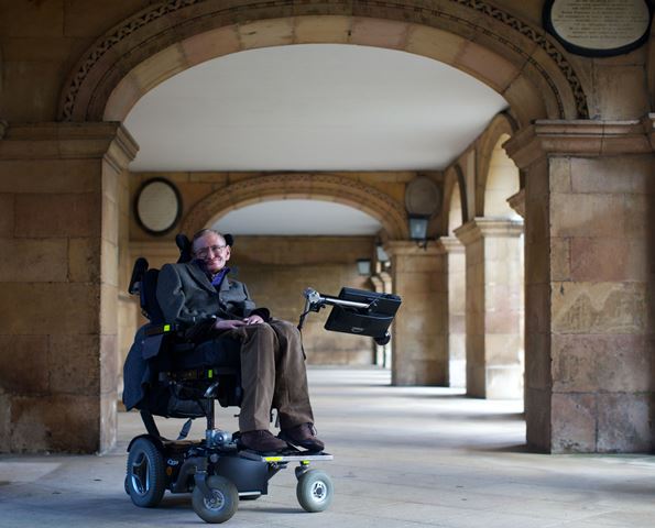 Stephen Hawking, reconocido científico y divulgador británico falleció este miércoles en su casa de Cambridge. (Foto Prensa Libre: AFP)