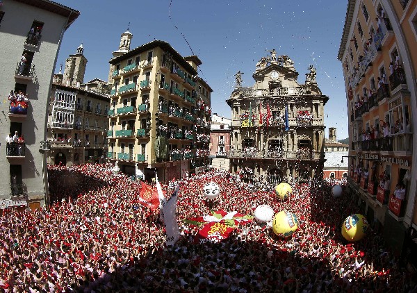 Miles de personas celebran en la Plaza del Castillo, el inicio de San Fermín. (Foto Prensa Libre:AFP).