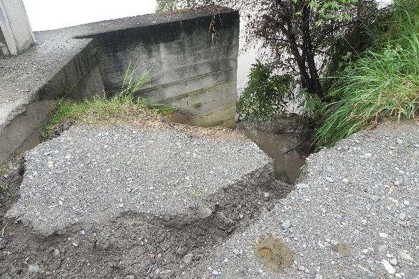 Erosión causada por la lluvia y correntadas en puente sobre el río Morjá.