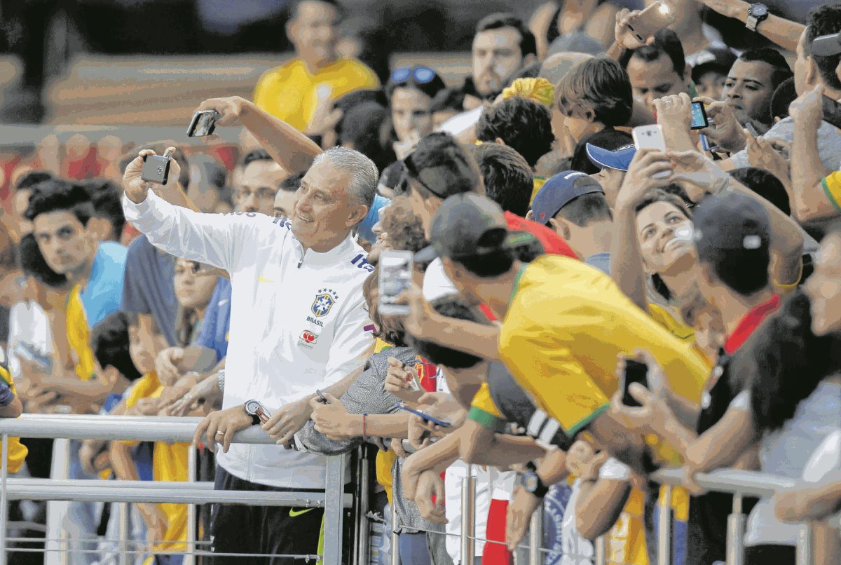 Tite tiene la confianza de los seguidores, aunque no es la esperada. (Foto Prensa Libre: Hemeroteca PL)