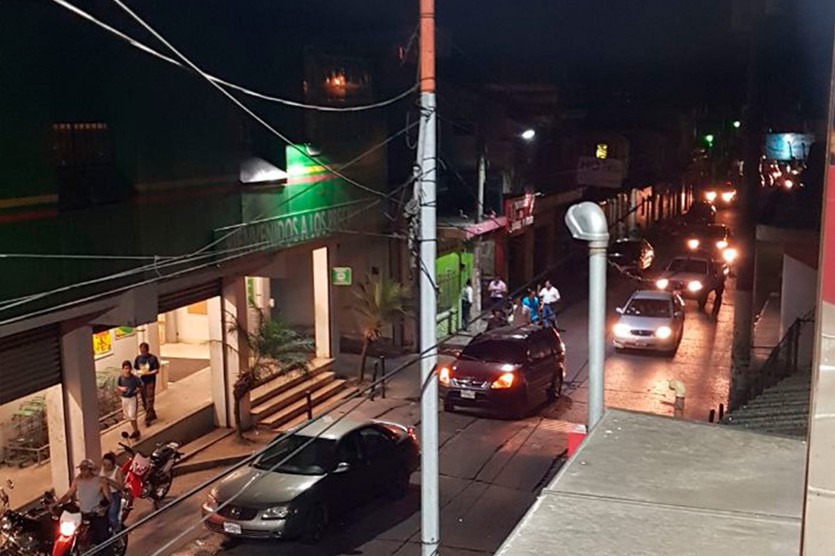 El alumbrado público volvió luego de la conexión ilegal que hizo un grupo de vecinos de Malacatán. (Foto Prensa Libre: Whitmer Barrera).