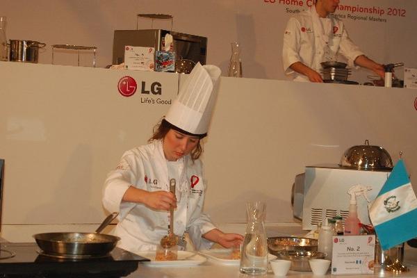 Andrea Linares  prepara el platillo con el que ganó.