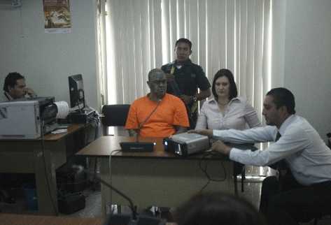 Érick Contreras —de anaranjado— quien fundó la Pandilla 18, durante la audiencia de declaración.