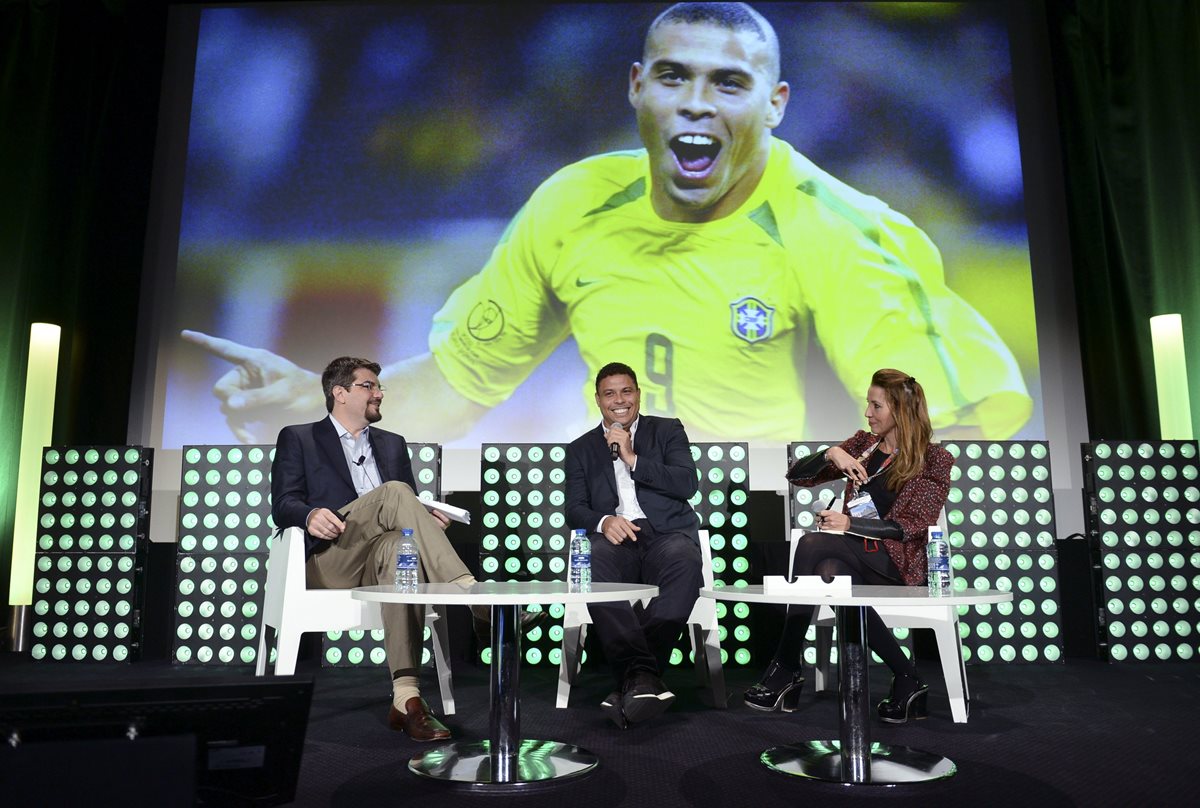 El exfutbolista brasileño Ronaldo durante una conferencia en MIPTV, la feria audiovisual que se celebra en Cannes hasta este jueves. (Foto Prensa Libre: EFE)