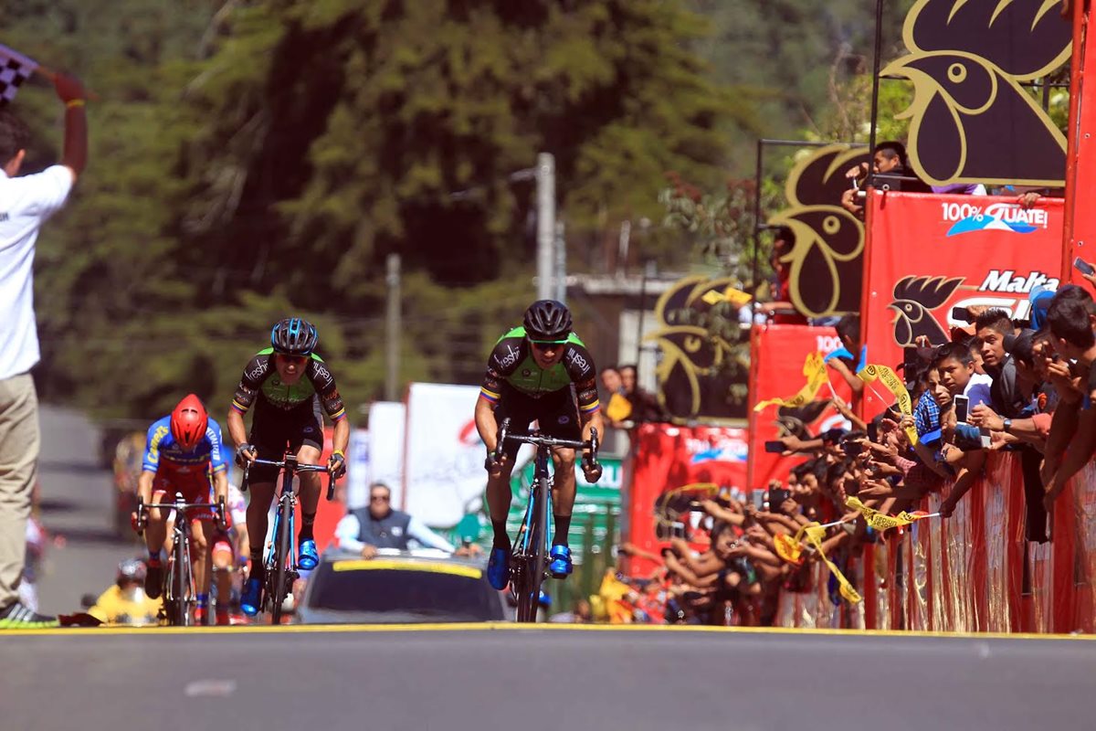 Momento en el que los ciclistas ingresan a la meta. (Foto Prensa Libre: Carlos Vicente)