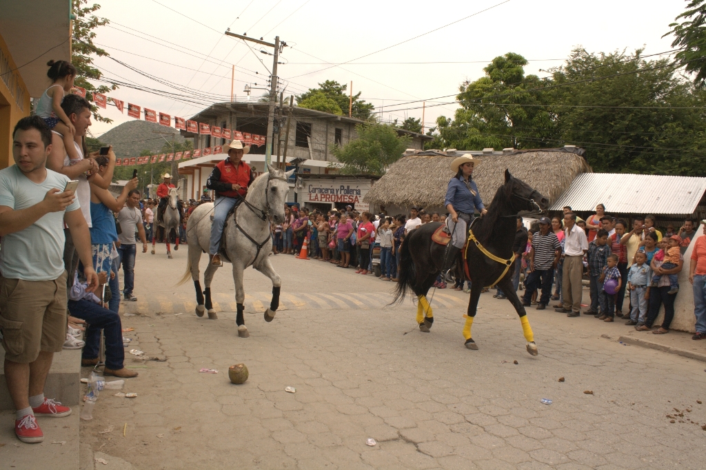 Pobladores aprecian el desfile hípico en San Agustín Acasaguastlán. (Foto Prensa Libre: Héctor Contreras).