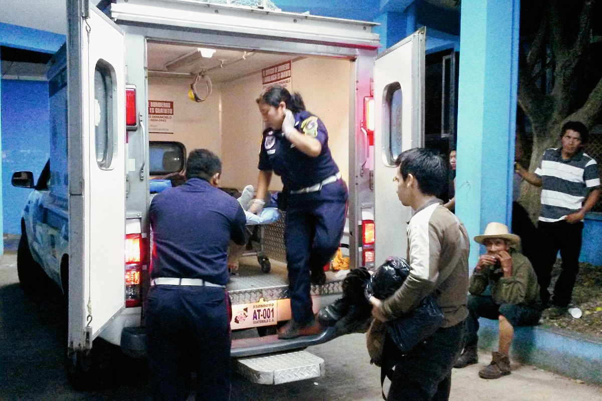 Bomberos Municipales Departamentales trasladan a una hombre que fue arrollado en El Tumbador, San Marcos. (Foto Prensa Libre: Alex Coyoy)