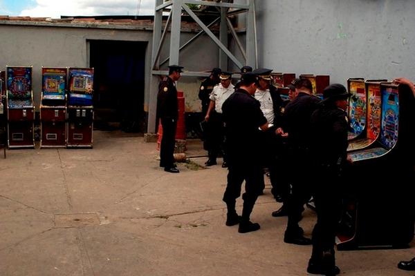 Autoridades permanecen junto a las máquinas tragamonedas decomisadas en Santa Cruz del Quiché. (Foto Prensa Libre: Óscar Figueroa) <br _mce_bogus="1"/>