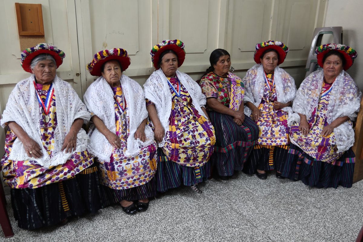 Las Capitanas acompañan a la Virgen del Rosario todo el año. (Foto Prensa Libre: Fred Rivera)