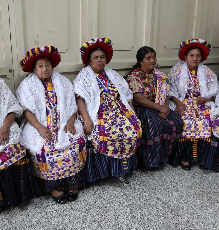 Las Capitanas acompañan a la Virgen del Rosario todo el año. (Foto Prensa Libre: Fred Rivera)