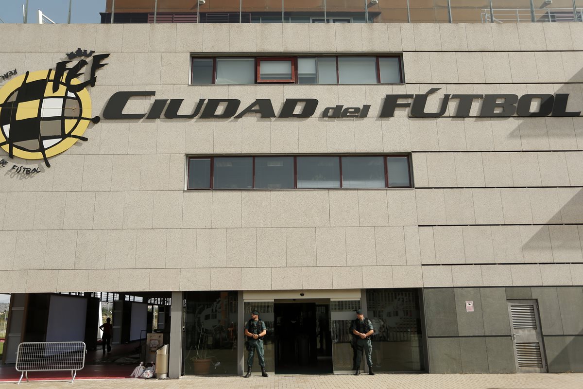 La guardia civil española custodia la sede de la Federación española de futbol. (Foto Prensa Libre: AP)