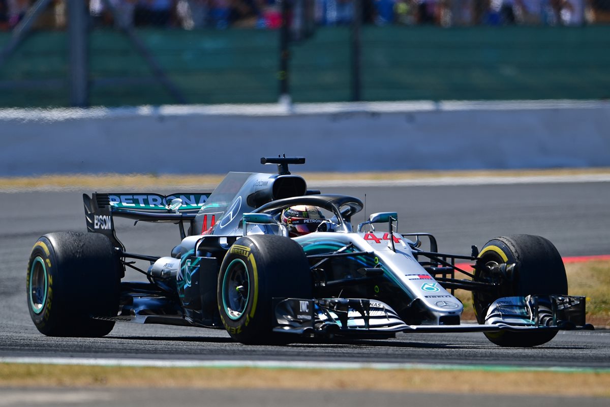 Lewis Hamilton acusa a Ferrari de “una estrategia interesante” después de choque con Raikkonen
