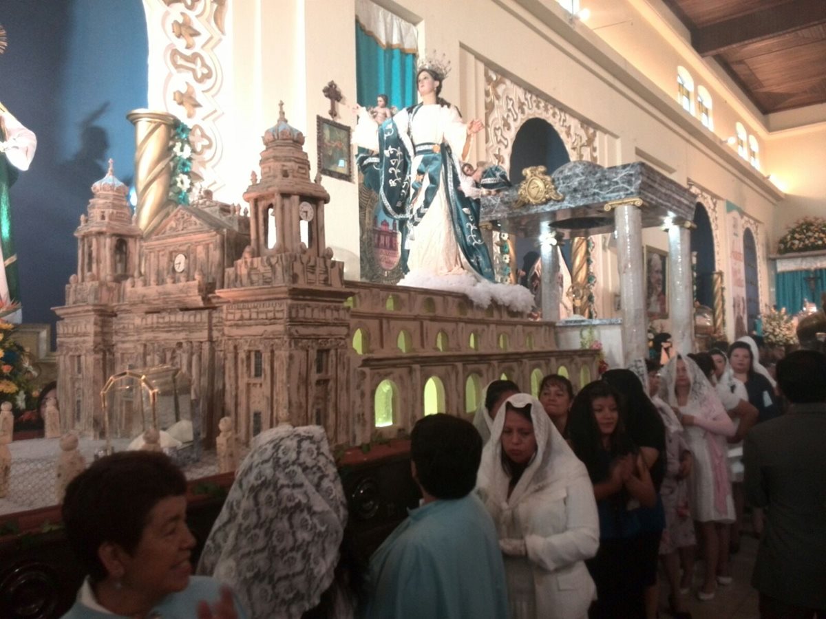 La imágen de la Virgen de la Asunción, patrona de la ciudad capital, es venerada este 15 de agosto. (Foto Prensa Libre: Oscar Rivas).