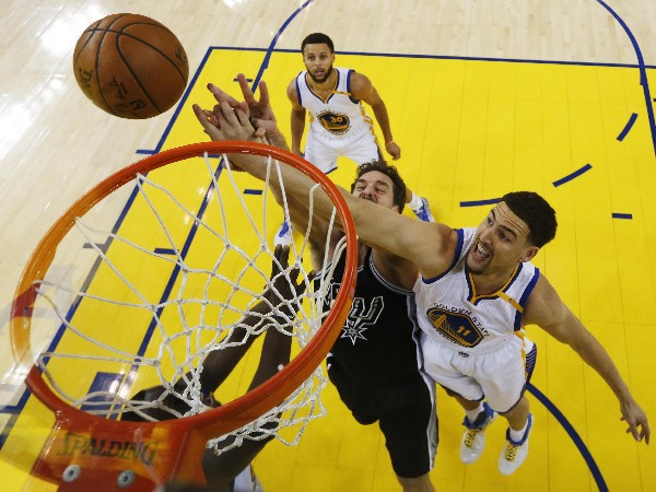 Warriors mostró su poder contra los Spurs en el segundo partido de la serie de las finales de la Conferencia Oeste. (Foto Prensa Libre: EFE).