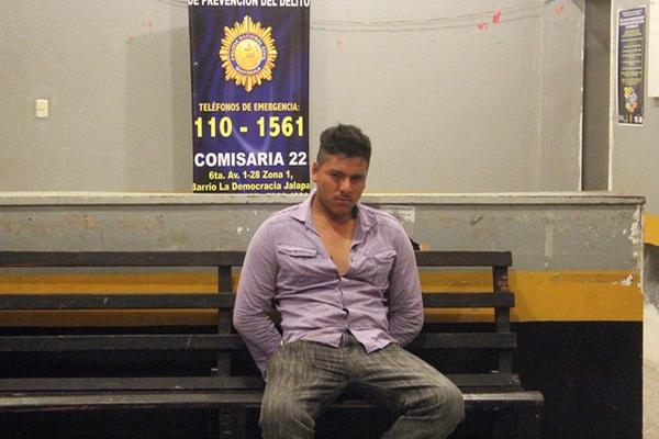 Marvin Giovanni Uselo Arriola, de 24 años, en comisaría de la cabecera de Jalapa. (Foto Prensa Libre: Hugo Oliva)