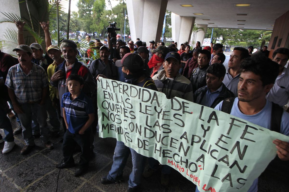 Empleados de la Usac toman la rectoría en demanda de mejores condiciones laborales. (Foto Prensa Libre: Edwin Bercián)
