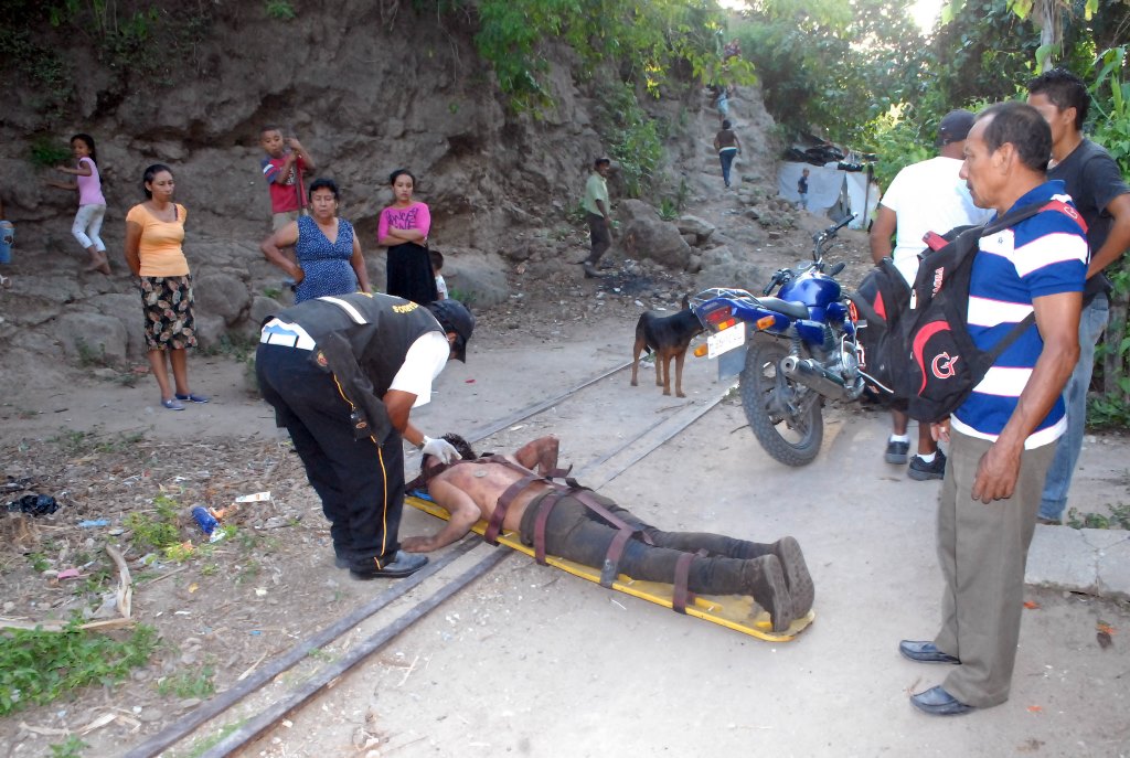 Delincuentes rocían gasolina a hombre e intentan quemarlo, luego de robarle sus pertenencias, en Sanrate, El Progeso. (Prensa Libre: Hugo Oliva)