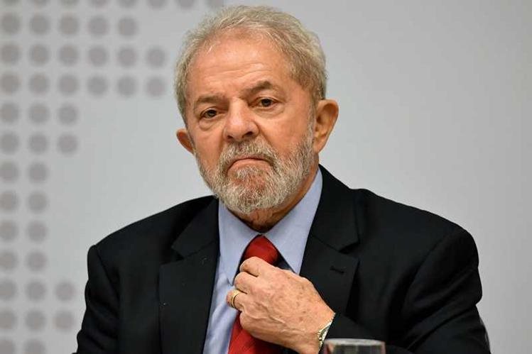 El juez ordena la entrada en prisión hasta mañana del expresidente Luiz Inácio Lula da Silva por una condena de corrupción. (Foto Prensa Libre:AFP).