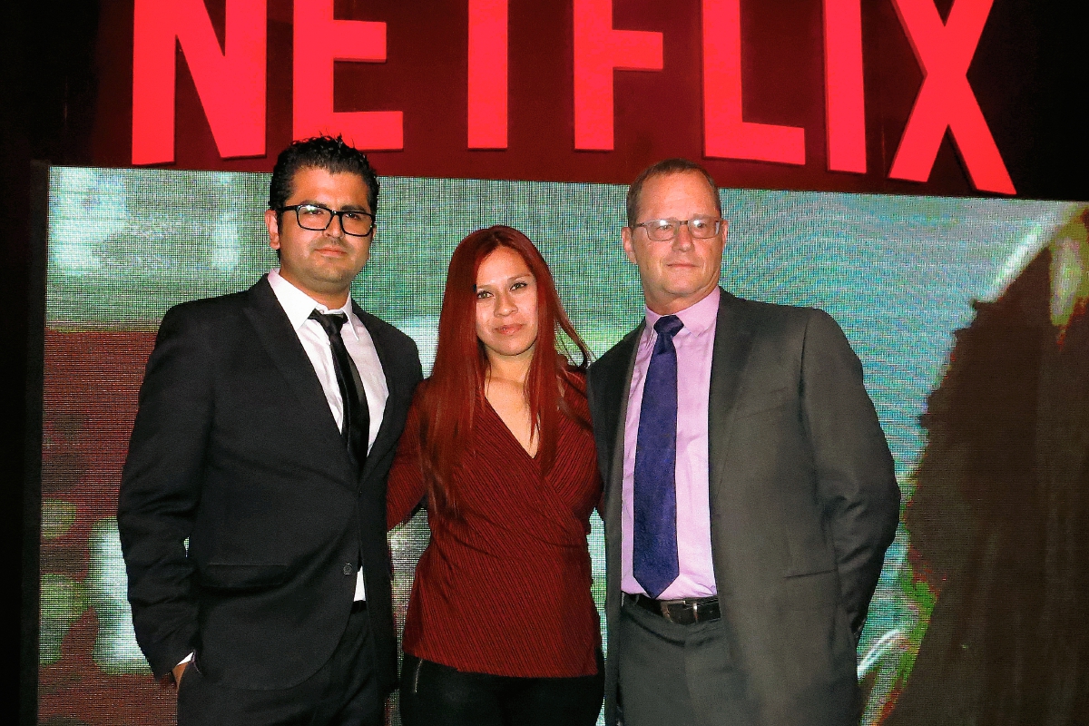 El guatemalteco Kenneth Müller junto a Vanesa Sánchez, representante de la distribuidora de cine y Jonathan Friedland de Netflix. (Foto Prensa Libre: AP)