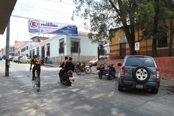 La PMTQ colocó manta de prohición a estacionar vehículos en calle donde recorrerán proesiones en Xela. (Foto Prensa Libre: Alejandra Martínez)<br _mce_bogus="1"/>