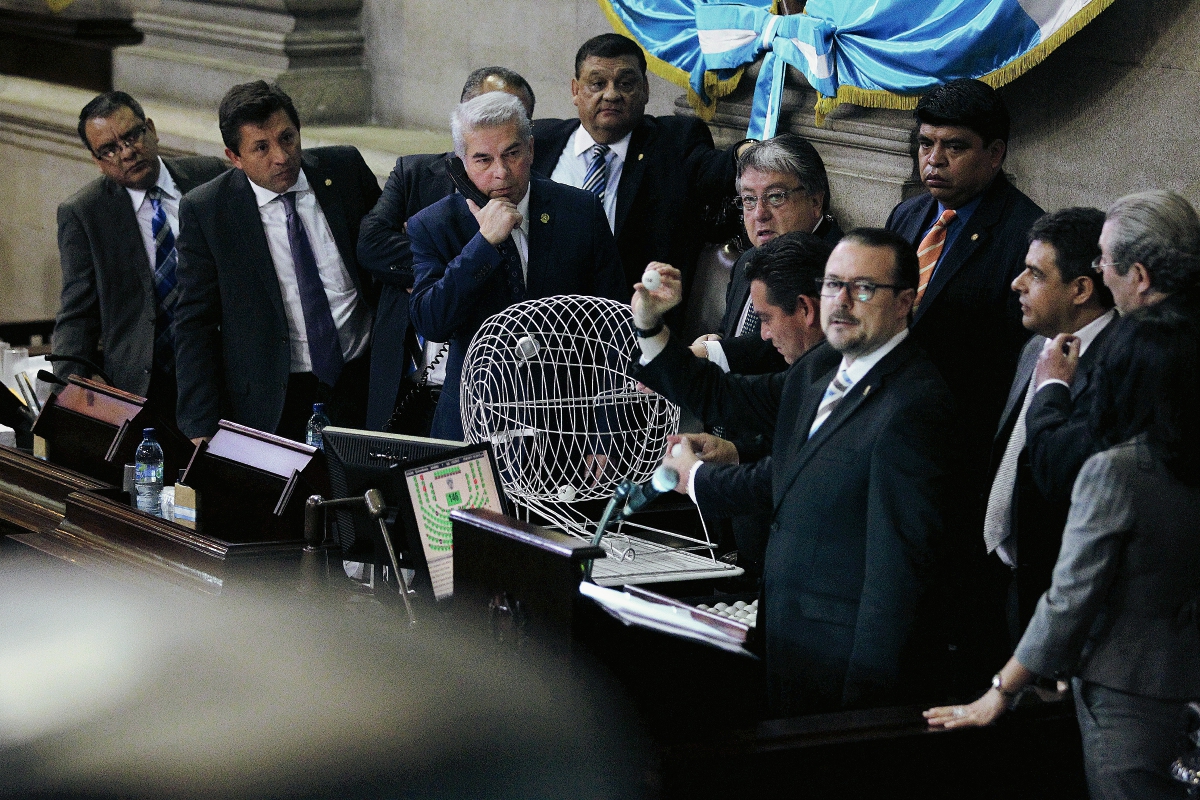 El Congreso en una sesión extraordinaria este viernes, conoció el proceso de antejuicio contra el presidente Otto Pérez Molina y se integró la comisión pesquisidora. (Foto Prensa Libre Hemeroteca)