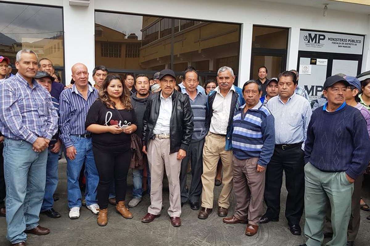 Un grupo de vecinos de San Pedro Sacatepéquez salen del MP, luego de denunciar al alcalde y Concejo por la venta de dos nacimientos de agua (Foto Prensa Libre: Whitmer Barrera)