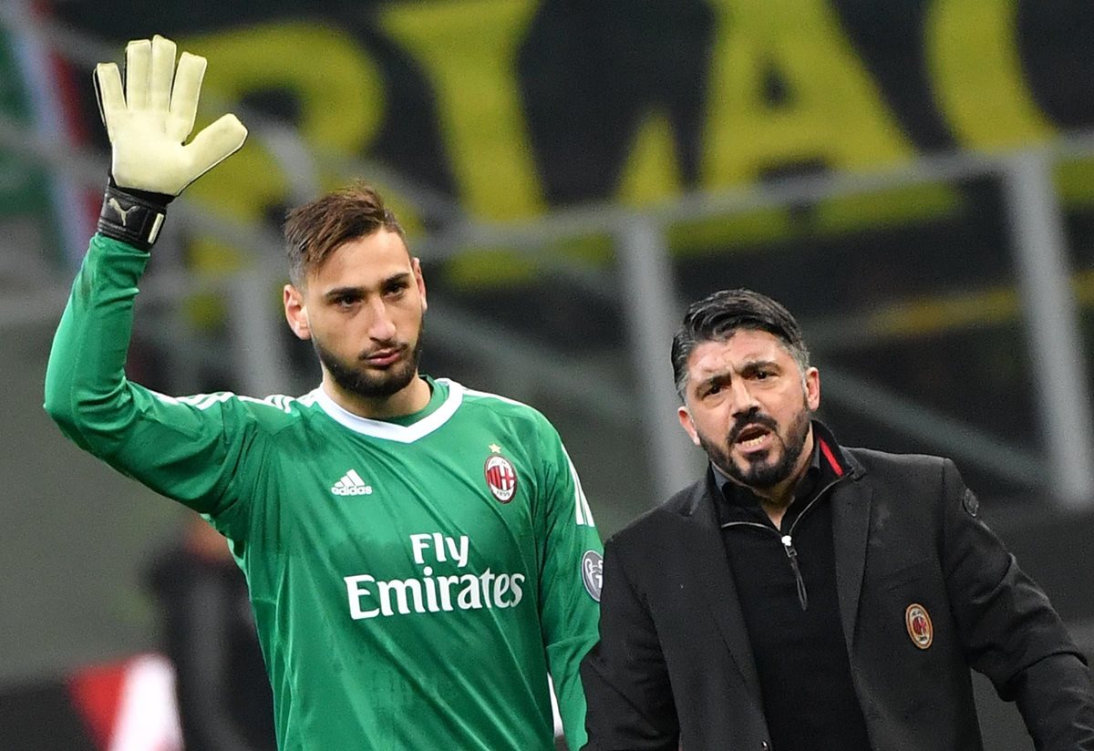 El joven arquero Donnarumma ha vivido un infierno en los últimos meses en el Milan. (Foto Prensa Libre: EFE)