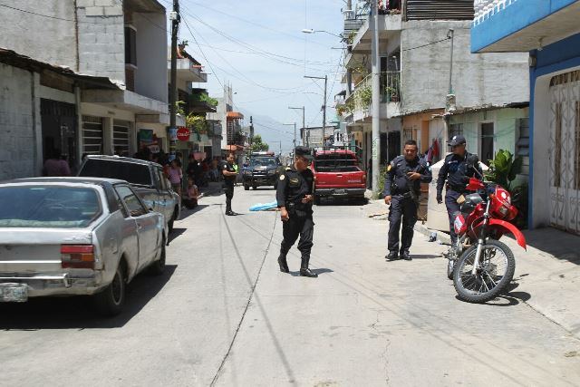 Agentes de la PNC protegen escena del crimen de Jiménez, en la zona 12 de Villa Nueva. (Foto Prensa Libre: Erick Ávila)