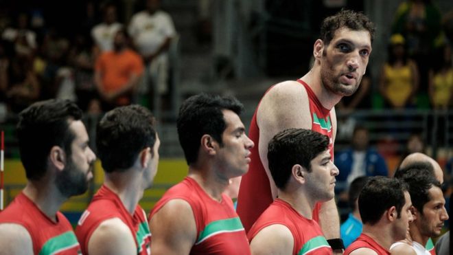 Mehrzadselakjani es el jugador de voleibol sentado y uno de los hombres más alto del mundo. (AFP)