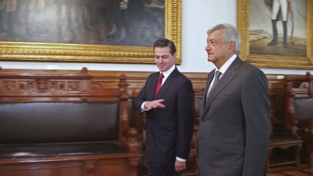 La transición de López Obrador contrasta con la que en su día presidió Peña Nieto. (EPA).