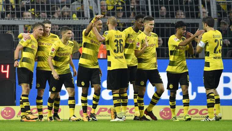 Los jugadores del Borussia festejan luego de una de las anotaciones. (Foto Prensa Libre: AP)