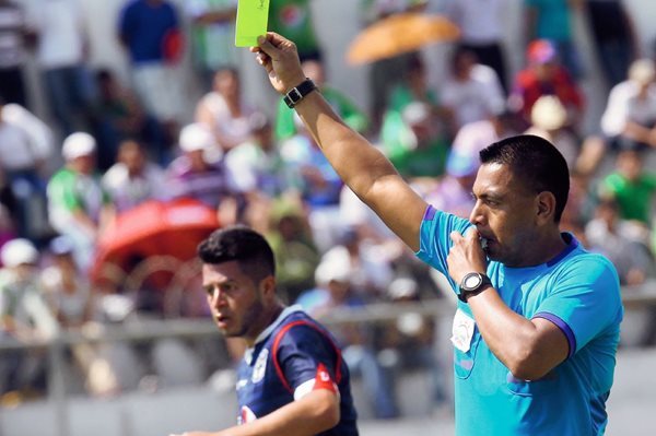 Walter López, será el árbitro en Antigua. (Foto Prensa Libre: Oscar Felipe).