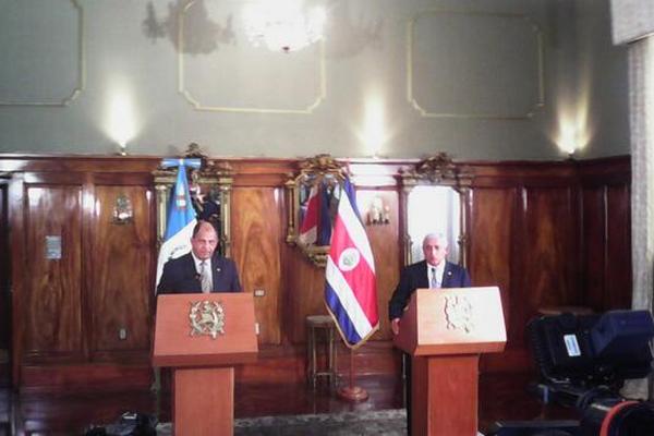 Solís y Pérez Molina dan declaraciones al concluir la reunión. (Foto Prensa Libre: Sergio Morales)