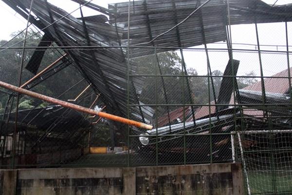 El techo de una cancha deportiva se desplomó debido a los fuertes vientos que azotaron este miércoles Cobán, Alta Verapaz. (Foto Prensa Libre: Eduardo Sam)<br _mce_bogus="1"/>
