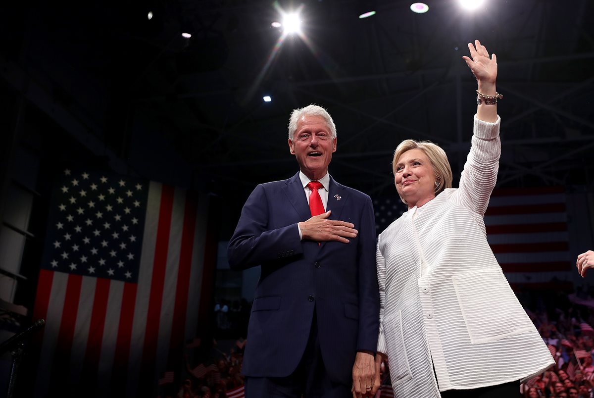 Hillary Clinton (derecha) y su esposo el expresidente Bill Clinton (izquierda), saludan a simpatizantes en Nueva York. (Foto Prensa Libre: AFP).