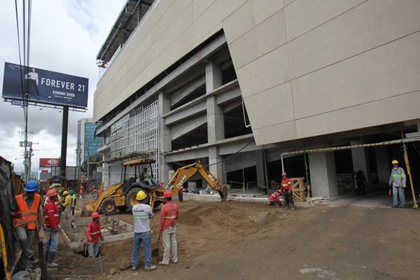 Trabajadores de la obra informaron que la construcción comenzó en mayo del 2013, con mil 500 personas, y que deberán entregarla en diciembre. (Foto Prensa Libre: Hemeroteca PL)