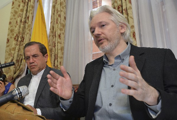 <span>El fundador</span> <span class="hps">de WikiLeaks, Julian</span> <span class="hps">Assange</span><span>, a la derecha</span><span>,</span> <span class="hps">habla</span> <span class="hps">en Londres.</span> (Foto Prensa Libre: AP)
