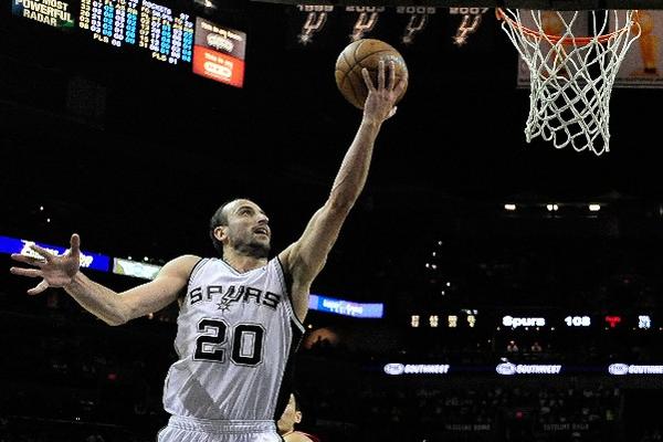 Manu Ginobili (20) logró 23 puntos en 24 minutos de acción, al anotar 7 de 12 tiros de campo, incluidos 5 de 9 triples. (Foto Prensa Libre: AFP)