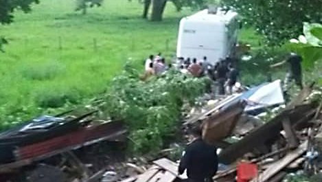 Vivienda queda destruida por autobús en Lívingston, Izabal. (Foto Prensa Libre: Dony Stewart)