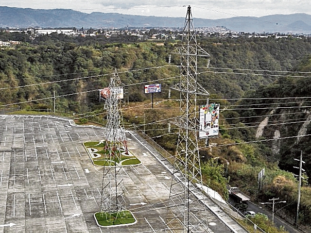 La red eléctrica nacional todavía está pendiente de ser completada, debido, en parte, a pasos de servidumbre. (Foto Prensa Libre: Hemeroteca PL)