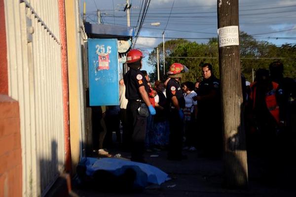Bomberos Municipales acudieron al lugar pero la víctima ya había muerto. (Foto Prensa Libre: Bomberos Municipales)